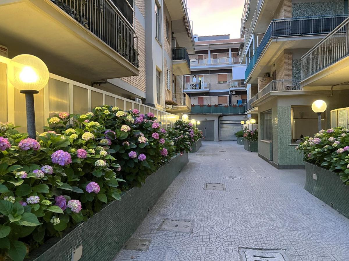 Lotus - Appartamento Sul Mare A Ostia Con Giardino Relax Екстер'єр фото